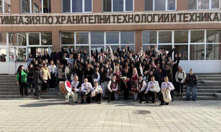  С тъпани, гайди и червен килим - абитуриенти поканиха директора си на бала