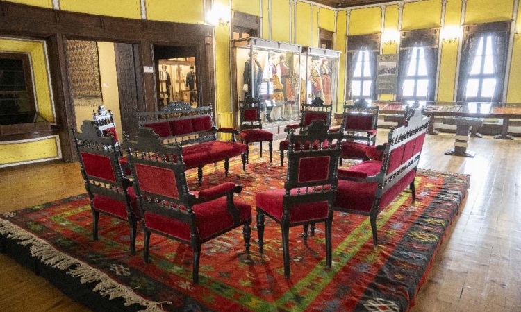 Старинна гарнитура от Дома на телевизията оживява в Етнографския музей