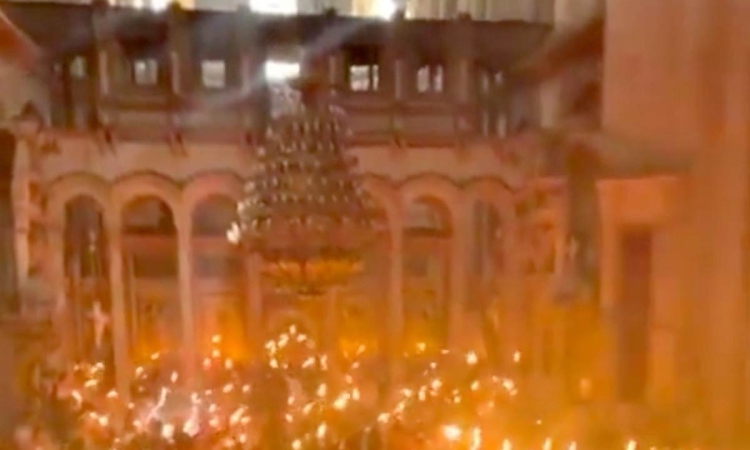 Гърция с план как да пренесе Благодатния огън от Йерусалим