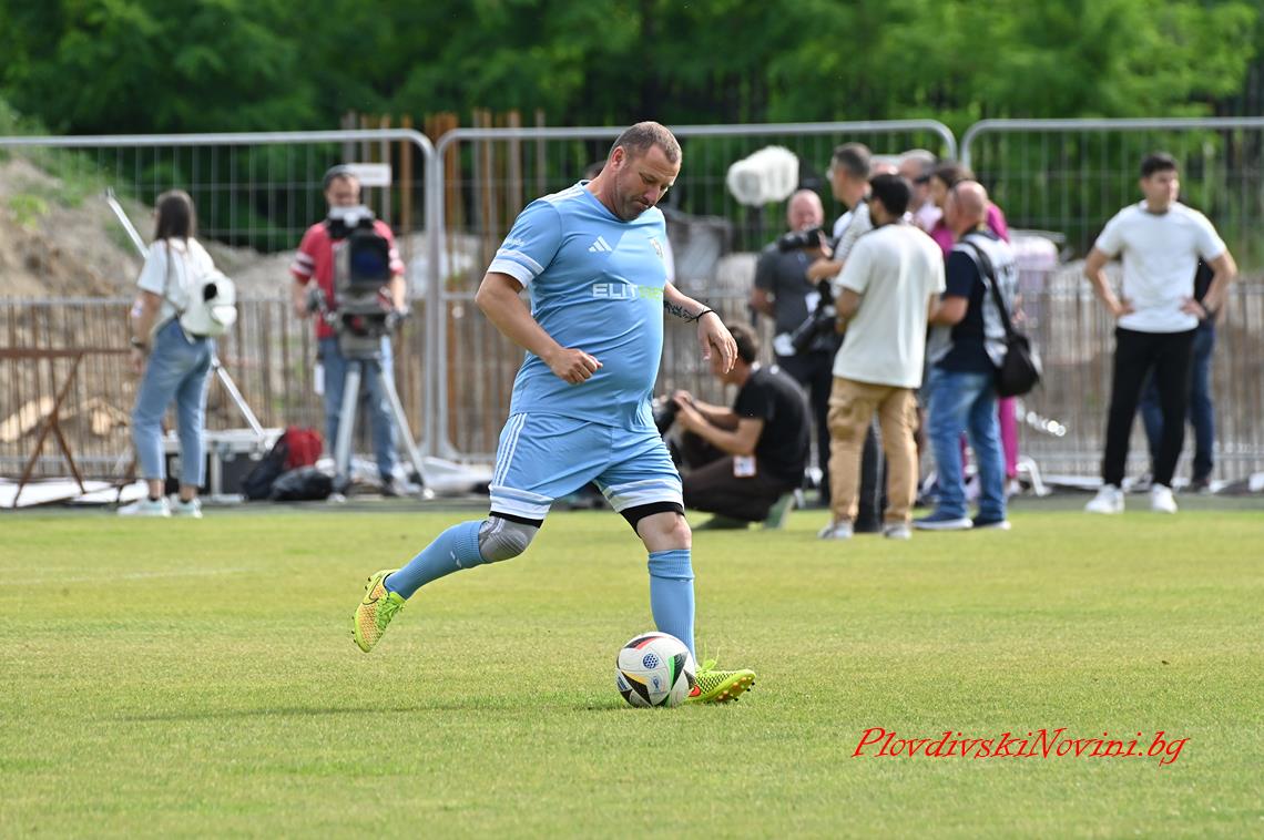 Кривия нападна Стилиян Петров: Прави благотворителен мач, явно и той има някакви грехове, които изпитва