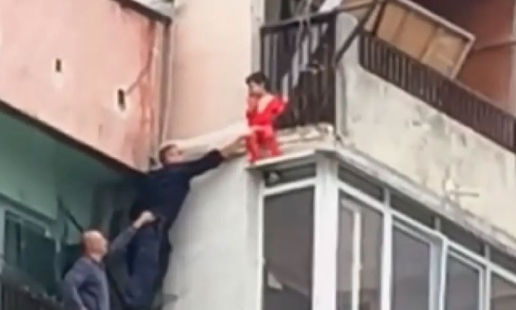 В Ямбол: Малко дете увисна от тераса на осмия етаж