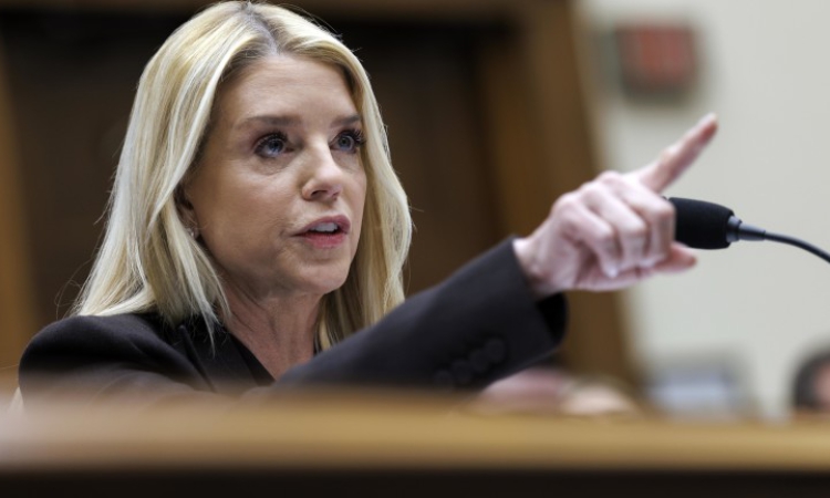 Главният прокурор е трън в очите на Тръмп, който обмисля да я уволни