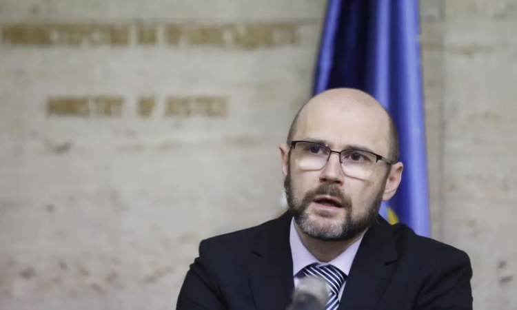 Правосъдното министерство е получило справката за пътуванията на Емилия Русинова и Петьо Еврото