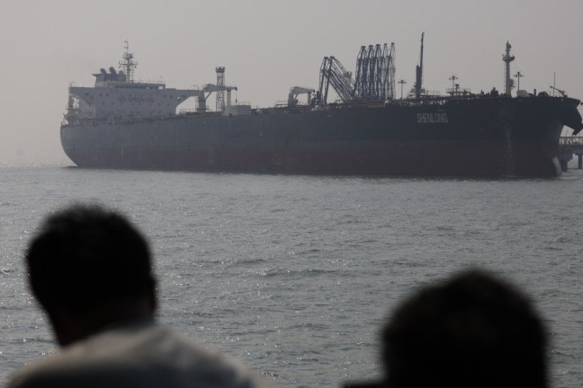 Иран полека лека отваря Ормуз