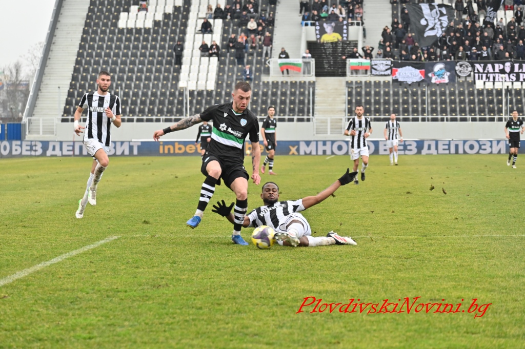 Локомотив започва плейофите с домакинство на Черно море