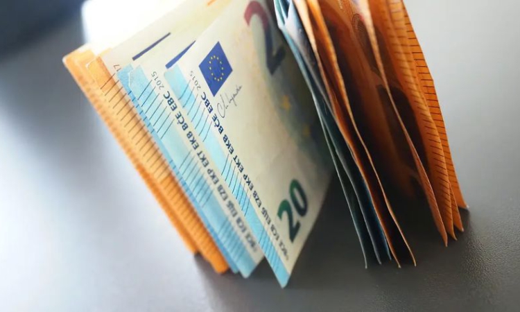 Българинът работи срещу 12 евро на час