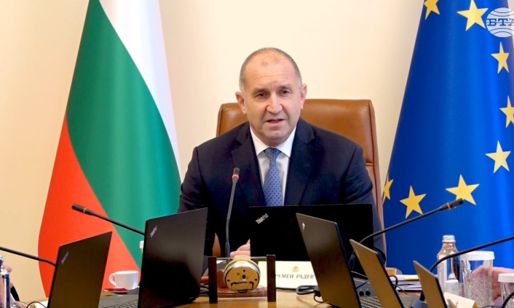 Румен Радев очаква доклади за готовността за горските пожари и безводието