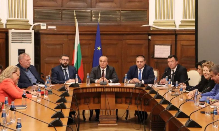 Без българско месо, плодове и зеленчуци в магазините! Земеделският министър ще реже субсидиите!