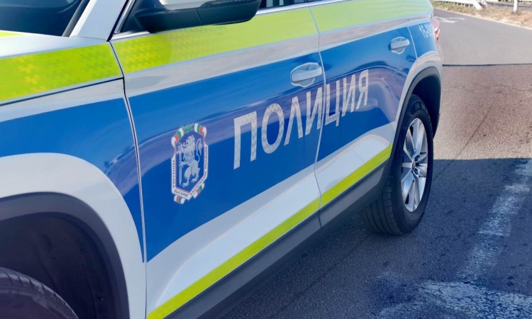 Частна линейка се обърна на кръстовище след сблъсък с кола