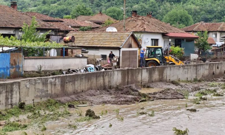 В Тича пробиват дупки в стените на къщите си, за да изкарат тинята и водата навън