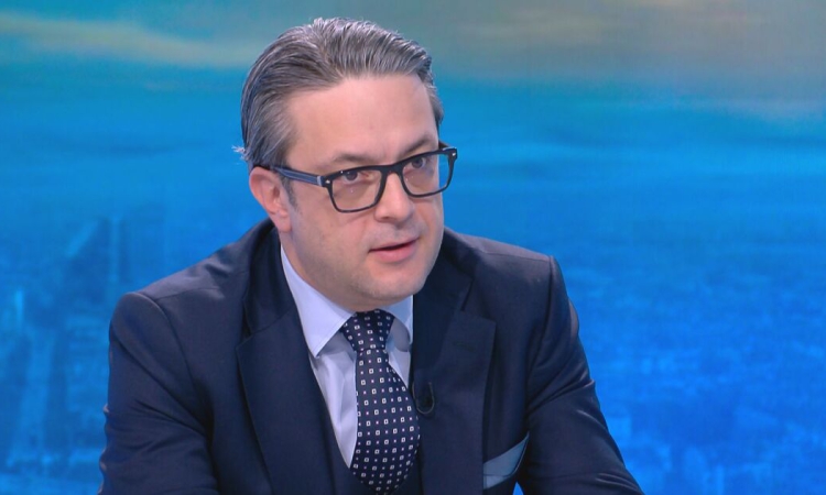 Биков: За пръв път виждам големите търговски вериги да рекламират промоциите си от сградата на МС