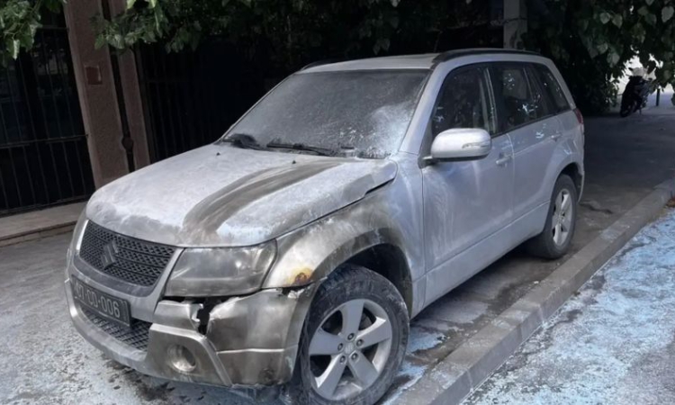 Запалиха коли на българското посолство в Скопие