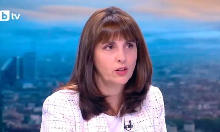 Министър Наталия Ефремова подкрепя увеличение на майчинските, но в бюджет 2027 г.