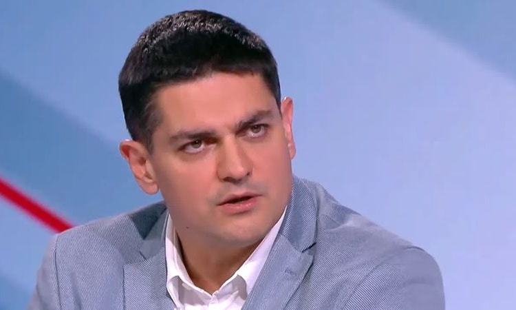 Радостин Василев за Радев: Грозна гавра!