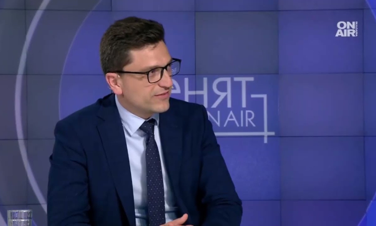 Сабрутев: Партията на Радев не води битка с мафията, а с пенсионерите, майките и децата